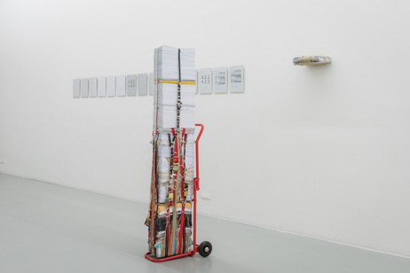 Umut Yasat, Der Stapel – Teil  II, 2016, Installationsansicht Kunstverein Freiburg, 2016,  Foto: Marc Doradzillo